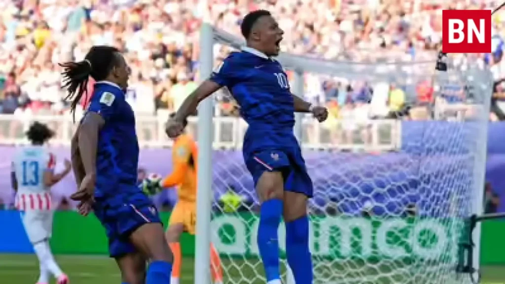 France survive Paraguay