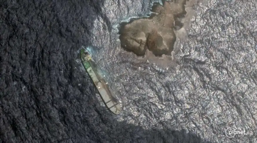 Oman oil slick shoreline disaster